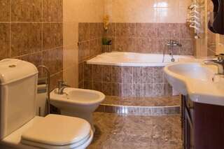 Гостевой дом Гостевой Дом Семейный Ужгород Семейный люкс с балконом-4